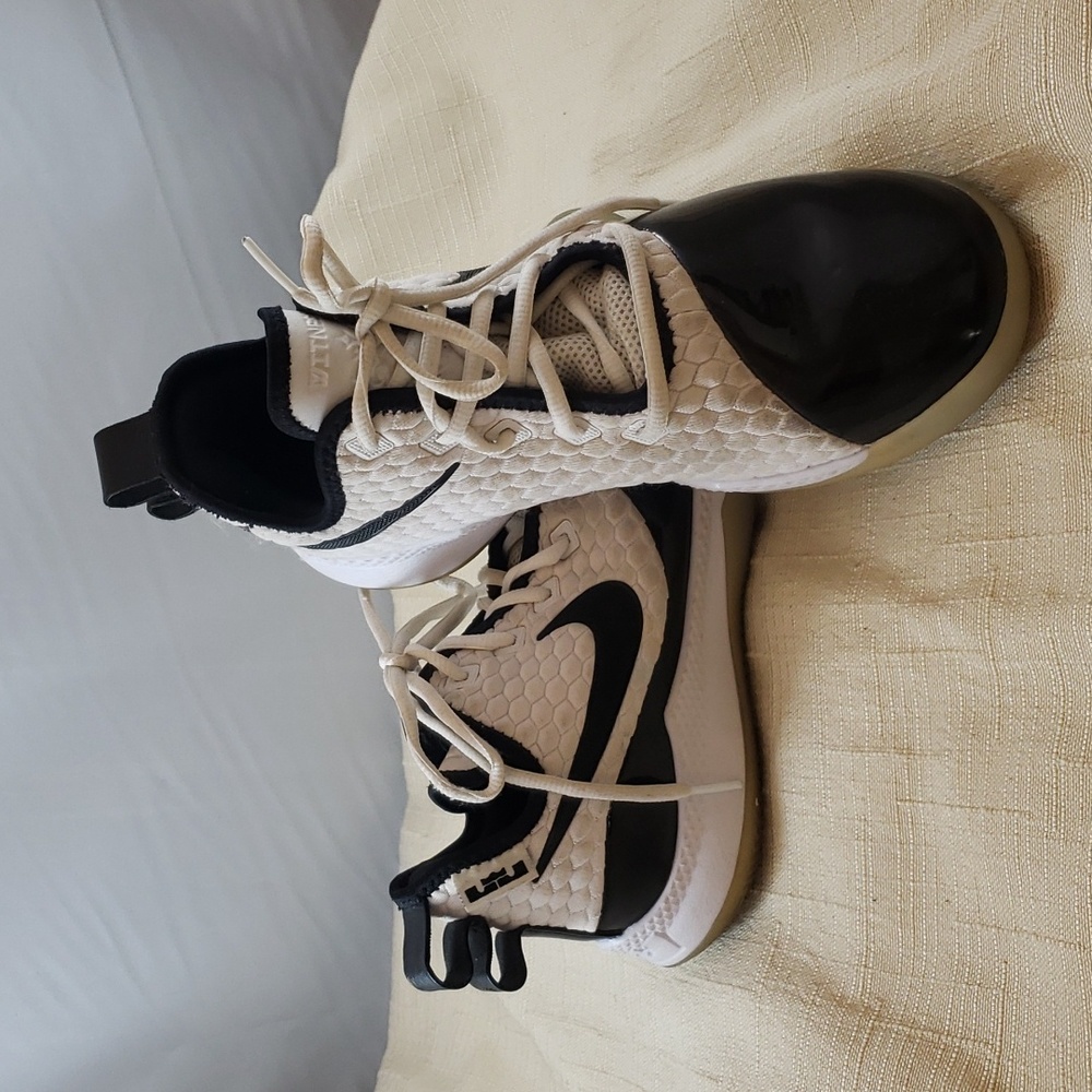 Men's Used Nike Air Black and White Sneakers, Size 8.5
